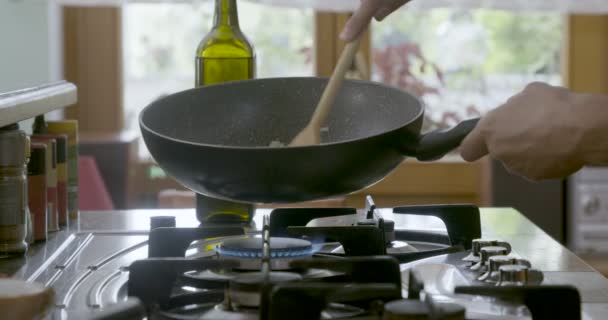 在平底锅里烤洋葱 — 图库视频影像