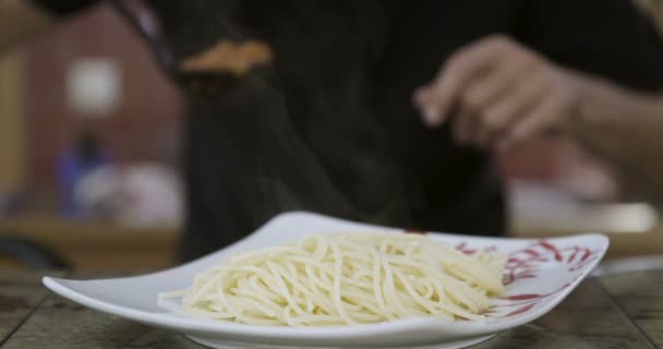 Frisch Gekochte Nudeln Mit Tomatensauce Auf Einem Teller Serviert — Stockvideo