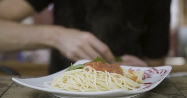 Pasta Med Tomatsås Och Färsk Basilika Som Tjänstgör Tallrik — Stockvideo