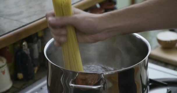 Cocinar Una Olla Acero Inoxidable — Vídeos de Stock