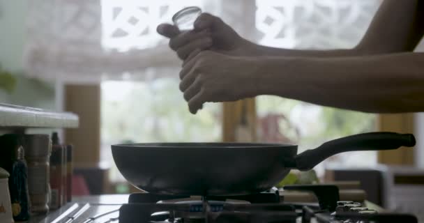Cocinar Moliendo Pimienta Sartén Hierro Una Estufa Cocción Gas — Vídeos de Stock