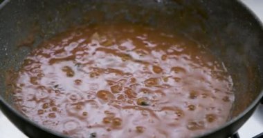 Kaynar bir demir tavada domates sosu