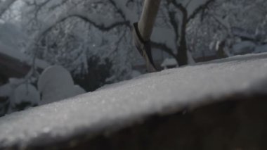 Ahşap bir bagaja kış aylarında axe