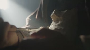 Bir ayı oyma ahşap bir adamdır