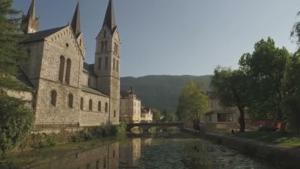 Vol Aérien Dessus Rivière Dans Une Ville — Video