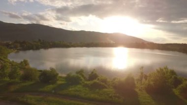 Göl günbatımı ile hava uçuş