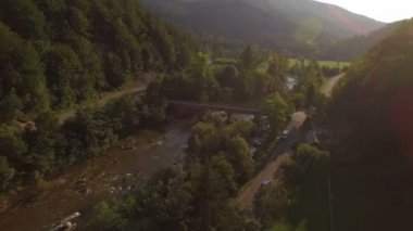 Hava uçuş nehir ve bir köprü