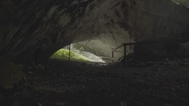 Entrada Dentro Uma Caverna — Vídeo de Stock