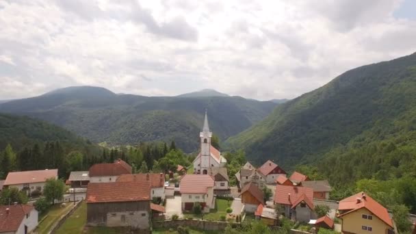Tepenin Üst Kısmında Köyü — Stok video