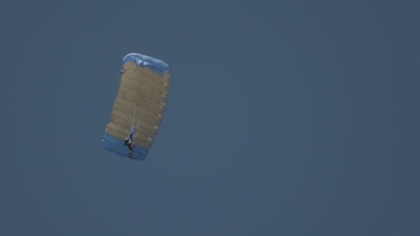 Mann Fliegt Mit Fallschirm — Stockvideo