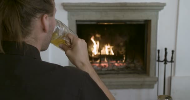 Beber Cerveza Frente Chimenea — Vídeo de stock