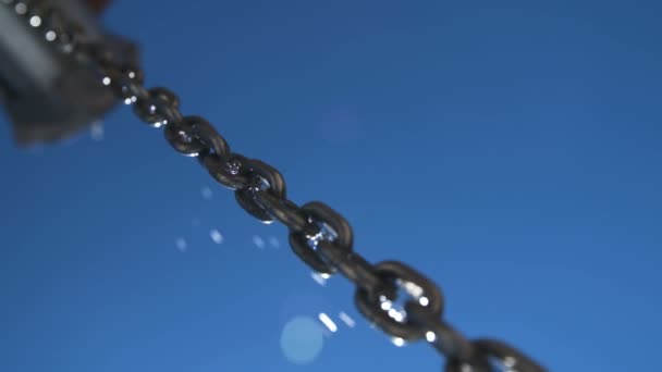 Gotas Agua Cayendo Sobre Una Cadena Lluvia Metálica — Vídeos de Stock