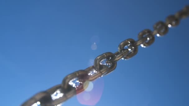 Gotas Agua Cayendo Sobre Una Cadena Lluvia Acero Inoxidable — Vídeos de Stock