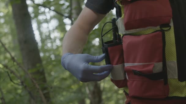 Paramédico Está Sacando Walkie Talkie — Vídeo de stock