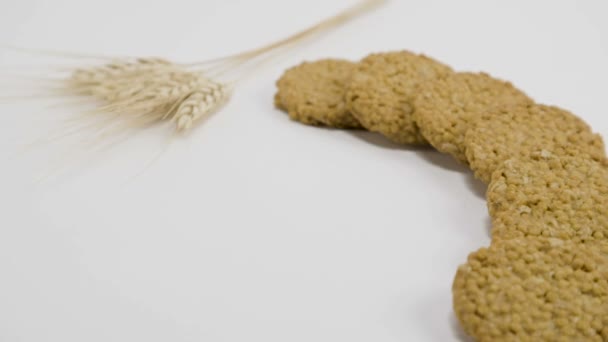 Целое Пшеничное Печенье Падает Землю — стоковое видео