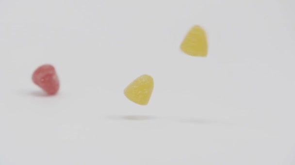 Gummy Doces Caindo Fundo Branco — Vídeo de Stock