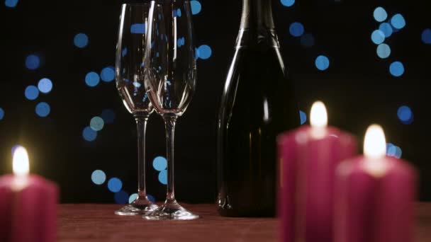 Romantische Valentijnsdag Kaarsen Een Tabel Met Twee Glazen Een Fles — Stockvideo