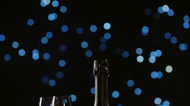 つのグラス ボトルのシャンパンと赤のロマンチックなバレンタインのキャンドル — ストック動画