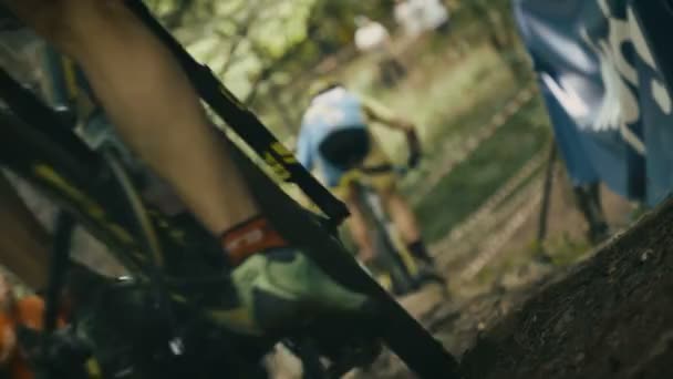 Montanha Motociclistas Dirigindo Downhill — Vídeo de Stock