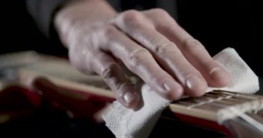 Adam gitar teli Temizleme 