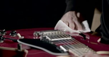 Temizleme ve parlatma parlak elektro gitar 