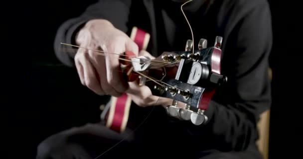 Cortando Excesso Cordas Guitarra — Vídeo de Stock