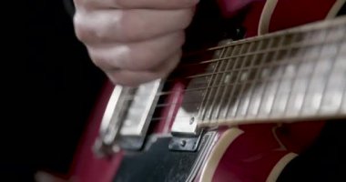 Elektrik gitarda tıngırdatmaya el