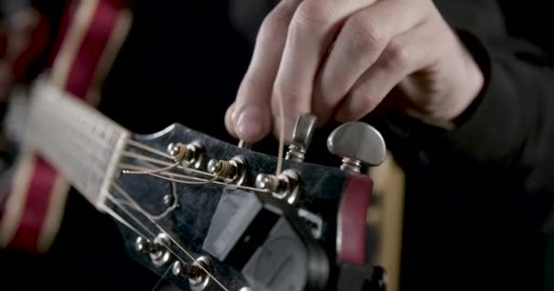 Κιθαρίστας Χέρι Tuning Μια Κιθάρα — Αρχείο Βίντεο