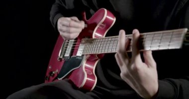 Elektro gitar çalan adam