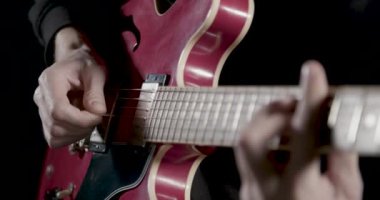  Malzeme çekme ve bireysel gitar telleri üzerinde oynama