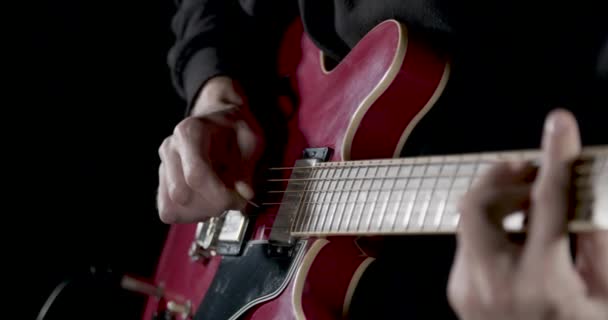 Escolhendo Uma Corda Guitarra — Vídeo de Stock