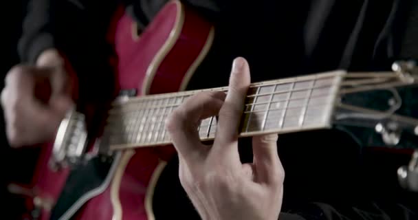 ギターを弾いてる男 — ストック動画