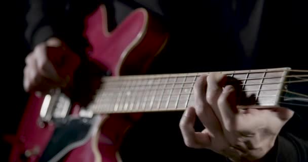 Hombre Tocando Guitarra Eléctrica Sol — Vídeo de stock