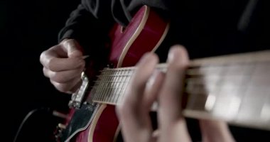 Tıngırdatmaya ve gitar çalmak kapat