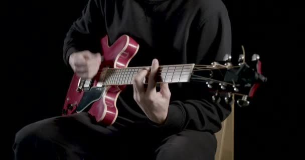 Man Suona Chitarra Elettrica — Video Stock