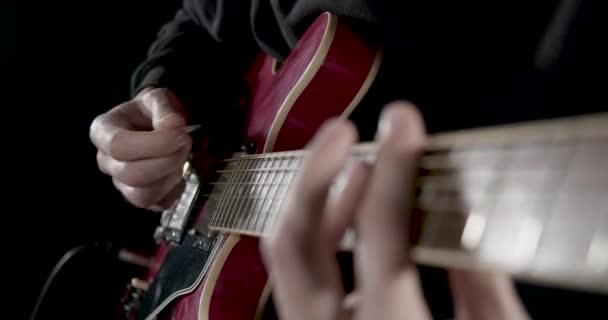 かき鳴らし ギターを弾くクローズ アップ — ストック動画