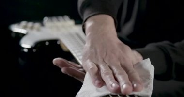 Bir bas gitar telleri Temizleme