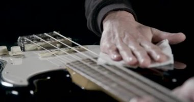 Temizleme ve parlatma parlak bas gitar