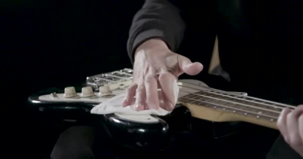 Limpeza Polimento Uma Guitarra Baixo — Vídeo de Stock