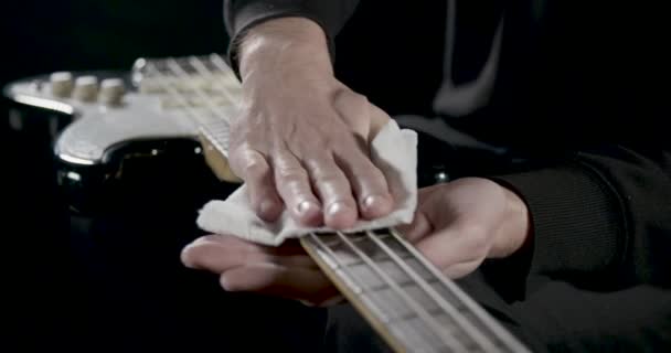 Homem Limpando Baixo Cordas Guitarra — Vídeo de Stock