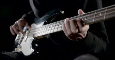 Elektro bas çalan gitarist.