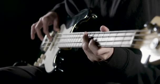 Мужчины Играющие Бас Гитаре — стоковое видео
