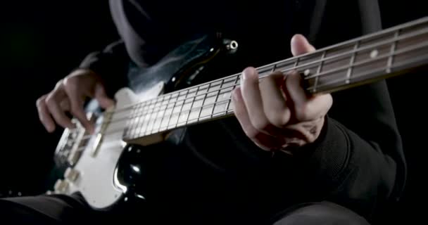 Guitarrista Tocando Bajo Eléctrico — Vídeo de stock