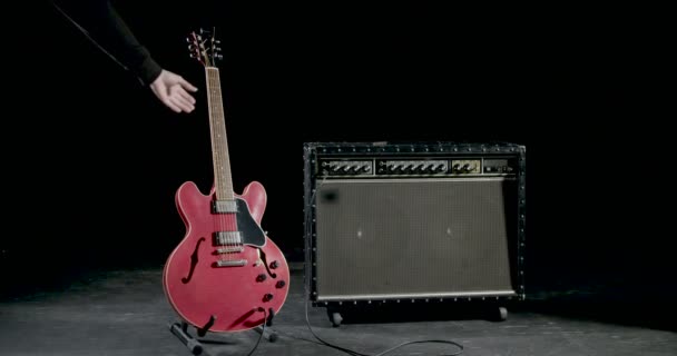 Mão Pegando Guitarra Suporte Guitarra — Vídeo de Stock