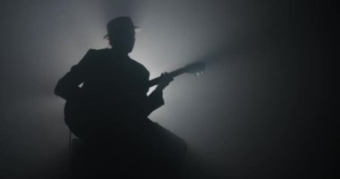 bir gitarist silüeti