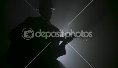 Elektro Gitar solo siluet oynayan adam