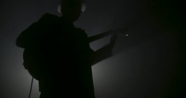 Gitarist siluet bir duman 