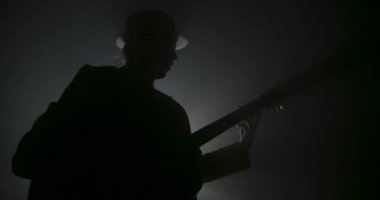 Gitarlı bir adamın silueti.