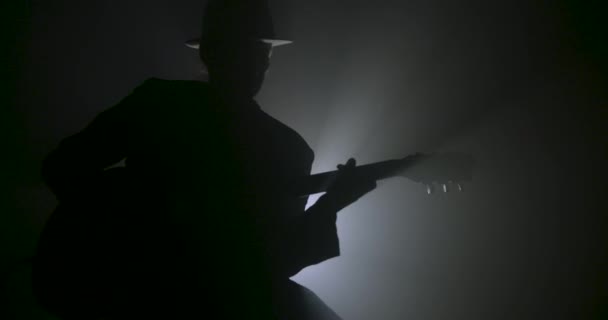 Férfi Játszik Electric Guitar Solo Sziluett — Stock videók