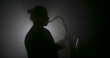 bir saksafon çalar silüeti